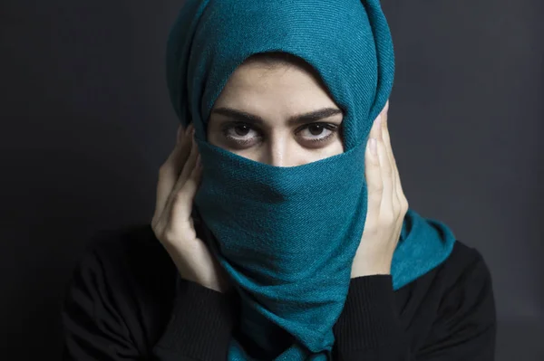 Portret Van Een Moslim Meisje Een Zwarte Achtergrond Arabische Vrouw — Stockfoto