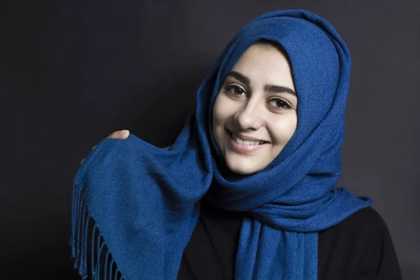 Portrét Muslimky Černém Pozadí Arabka Krásnýma Očima — Stock fotografie
