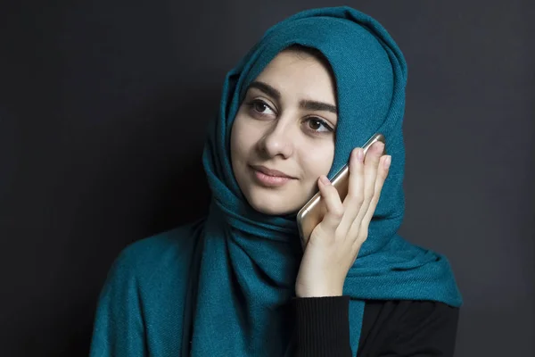 Gadis Muslim Yang Ceria Dengan Latar Belakang Hitam Berbicara Telepon — Stok Foto