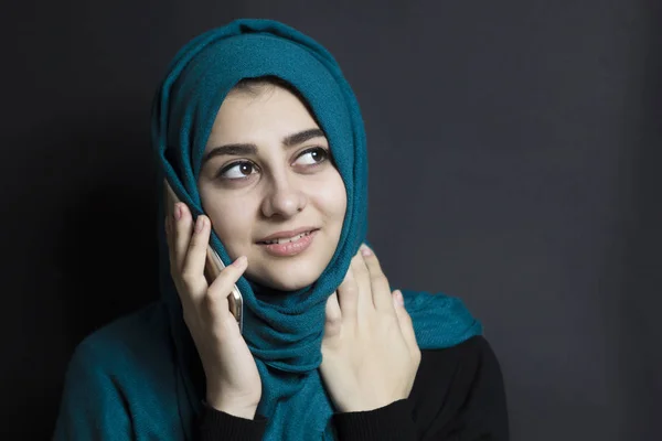 Een Moslim Meisje Praten Telefoon Arabische Vrouw Spreekt Door Smartphone — Stockfoto