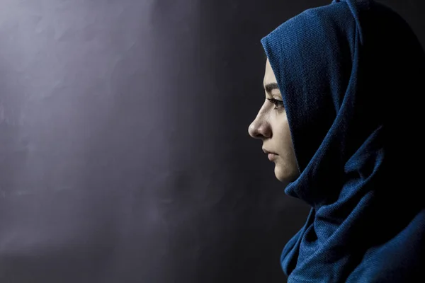 Muslimská Dívka Profilu Černém Pozadí Arabská Žena — Stock fotografie