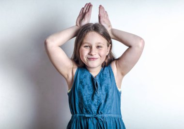 Sevimli küçük bir çocuk tavşan kulakları Paskalya gününde yapar..