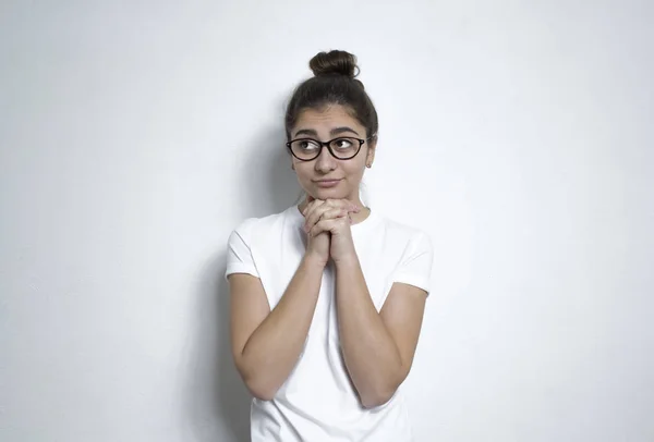 Uma Rapariga Bonita Óculos Pensa Ideia Uma Jovem Mulher Indiana — Fotografia de Stock