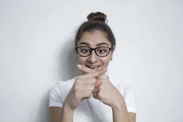 Funny Girl Brýlích Zmatené Nemá Ani Ponětí Dělat Dále Mladá — Stock fotografie