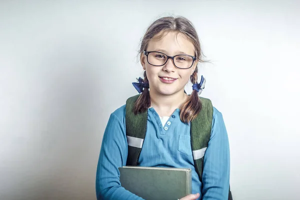 Szczęśliwa Dziewczynka Okulary Książek Plecak Białym Tle Koncepcja Inteligentnego Uczennice — Zdjęcie stockowe