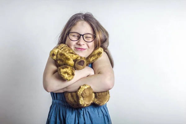 Velmi Šťastný Emoce Dívky Dítě Které Drží Hračku Medvídka — Stock fotografie