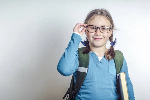 Menina Feliz Com Óculos Livros Uma Mochila Fundo Branco Conceito — Fotografia de Stock