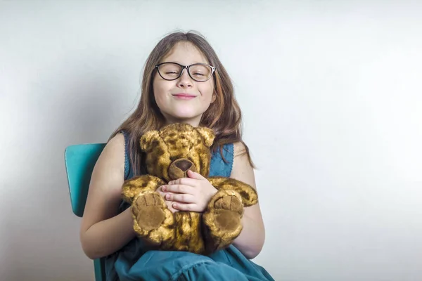 Щаслива Маленька Дівчинка Обіймає Іграшку Плюшевий Ведмідь — стокове фото