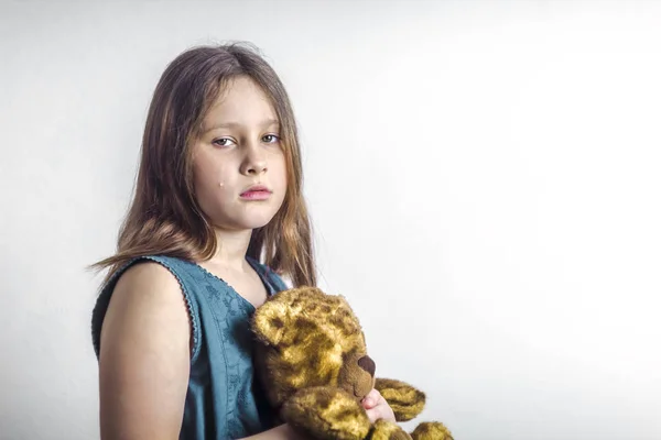 Маленька Дівчинка Плаче Тримаючи Ведмедя Руках — стокове фото
