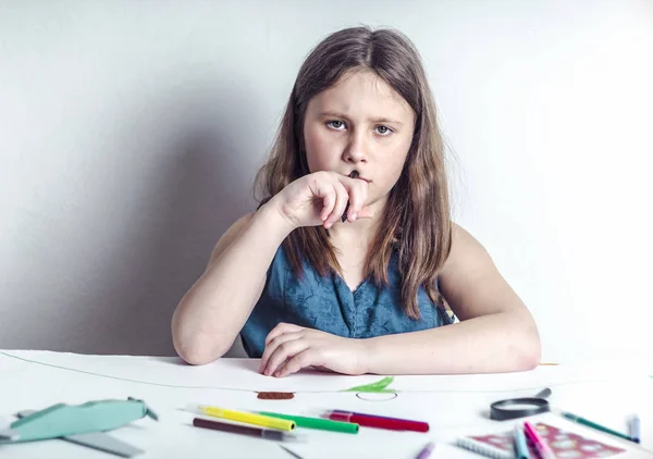Вдумлива Дівчина Малює Відчутні Ручки Столом — стокове фото