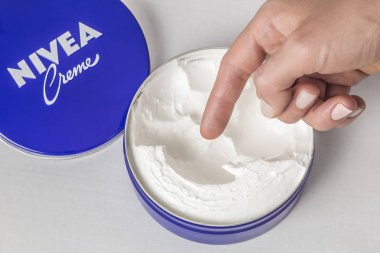 Kiev, Ukrayna - 31 Ağustos 2017: Nivea krem beyaz bir arka plan üzerinde.