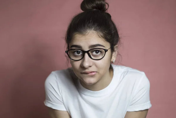 Zamyšlená Dívka Brýlích Vypadá Kameru Mladá Žena Uvažuje Myšlence Tím — Stock fotografie