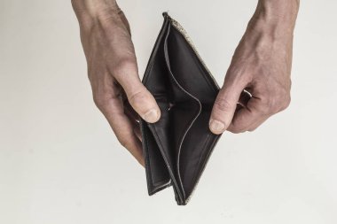 Beyaz bir arka plan üzerinde elinde boş çanta. Yoksulluk, iflas kavramı.