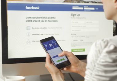 Kiev, Ukrayna - 19 Mart 2018: Sosyal ağ. Uygulama giriş içine belgili tanımlık sistem, Facebook sayfasının kayıt için. Kişinin elinde Smartphone.