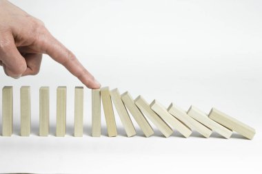 Düşen Domino etkisini durdurmak. İş sabitleme kavramı
