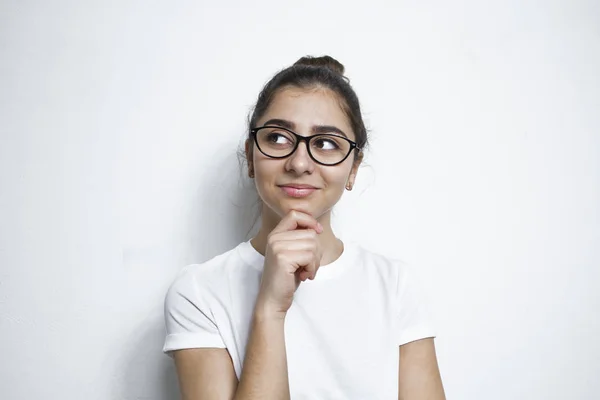 Uma Menina Índia Pensativa Positiva Óculos Pensa Sobre Ideia Estudante — Fotografia de Stock