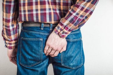 Adam ishal vardır, o kıçını tutar. Hemoroid.