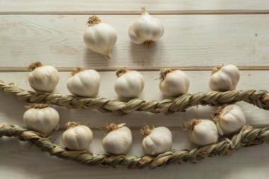 Bir ahşap yüzeyde sarımsak ampuller.