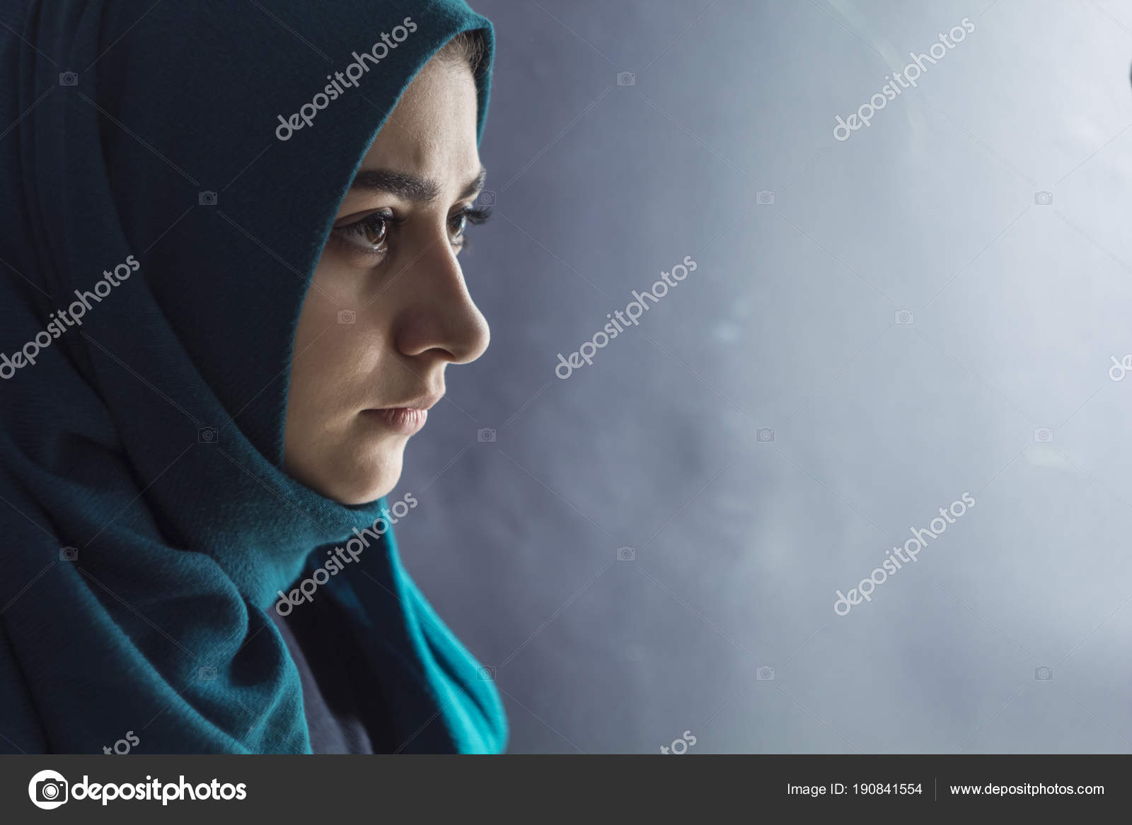 Perfil retrato de triste chorando mulher muçulmana preta em hijab