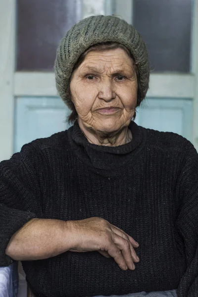 一个老妇人的肖像 一位体贴的祖母坐在房间里 — 图库照片