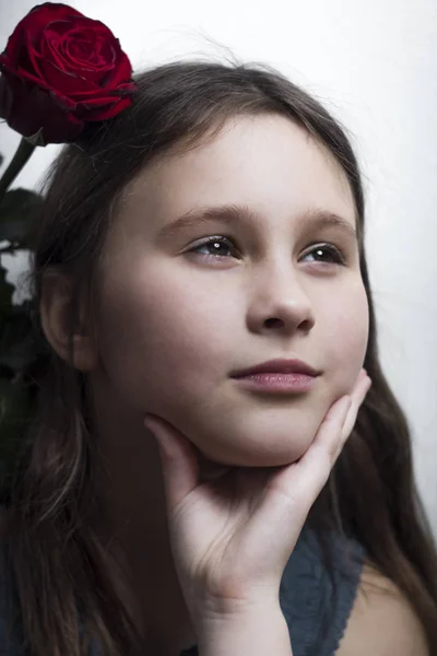 Портрет Милої Дівчини Квіткою Троянда — стокове фото