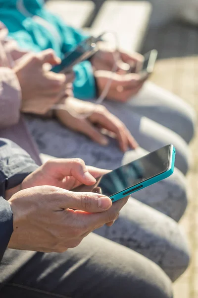 Ludzie Korzystają Sieci Społecznościowych Ikonami Powiadomień Smartfonach Ręce Nastolatków Oglądających — Zdjęcie stockowe