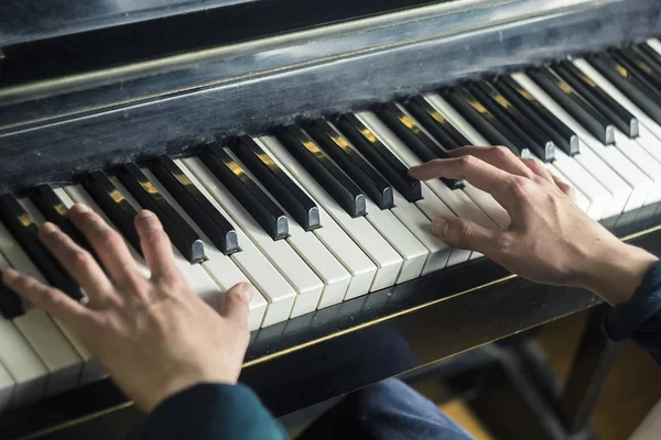 Gros Plan Main Musicien Jouant Piano — Photo