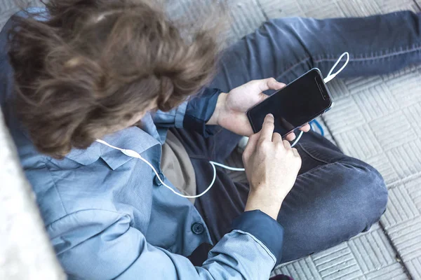 Jeune Homme Tient Téléphone Dans Main Écoute Musique Adolescent Utilise — Photo