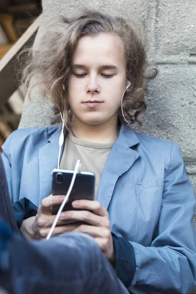 Jeune Homme Tient Téléphone Dans Main Écoute Musique Adolescent Utilise — Photo