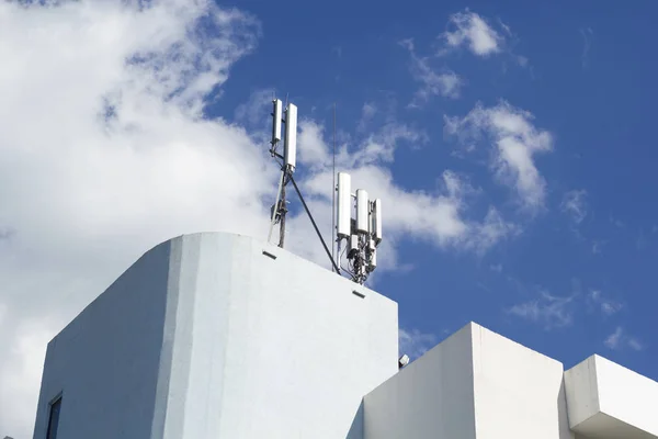 5g akıllı hücresel ağ anten baz istasyonu telekomünikasyon direk binanın çatısında. 3 g 4g. 5 g. telekomünikasyon direk Televizyon antenler.