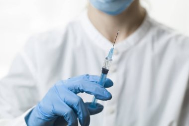 Bir doktorun elinde enjeksiyon için şırınga. Aşı.