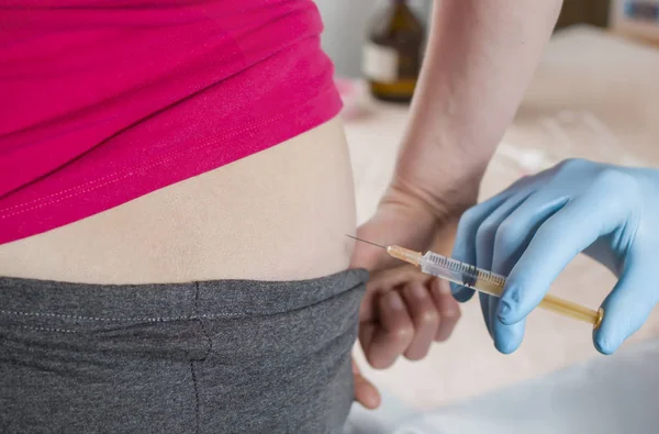 Injection Drogue Dans Les Fesses Par Médecin Spécialiste Vaccination — Photo