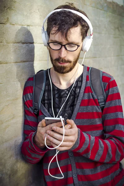 Jeune Homme Moderne Qui Écoute Musique Dans Smartphone Sur Fond — Photo