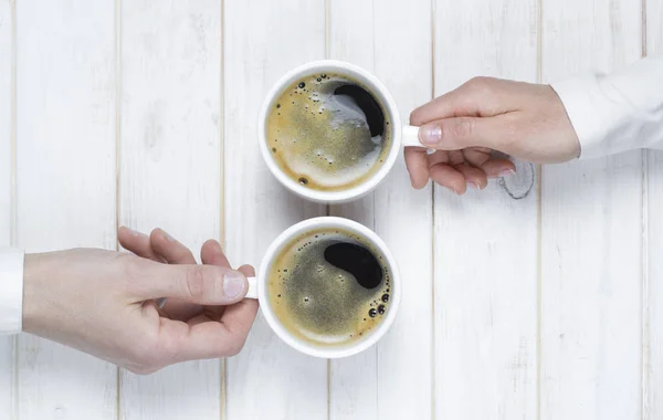 Два Человека Пьют Кофе Чашках Мужская Женская Руки Держит Чашки — стоковое фото