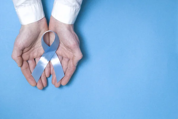 Symbolem Mężczyzn Dotkniętych Rakiem Prostaty Jest Lekkie Niebieską Wstążką Taśmy — Zdjęcie stockowe