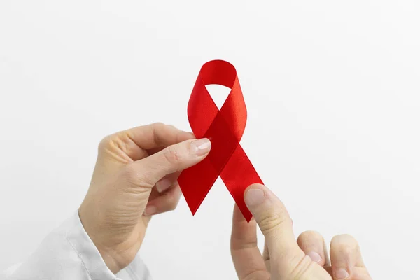Rood Lint Voor Wereld Aidsdag — Stockfoto