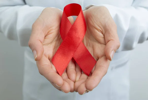 Rood Lint Voor Wereld Aidsdag — Stockfoto