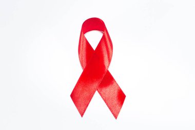 İzole edilmiş beyaz arka planda kırmızı kurdele Dünya AIDS Günü 'nün sembolüdür.. 