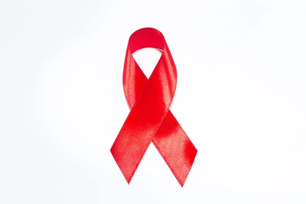 Piros Szalag Fehér Elszigetelt Háttérrel Aids Világnapja Szimbóluma — Stock Fotó