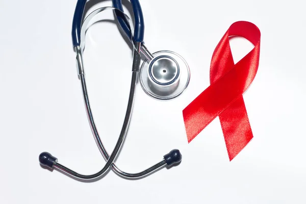 Czerwona Wstążka Białym Izolowanym Tle Jest Symbolem Światowego Dnia Aids — Zdjęcie stockowe