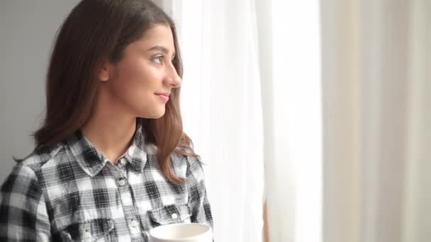 Gyönyörű Indiai Sétál Ablakhoz Egy Csésze Kávéval Örül Reggel — Stock videók
