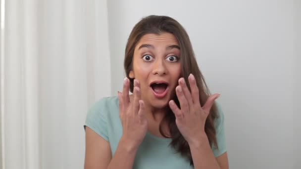 Молодая Женщина Шокирована Удивлена — стоковое видео