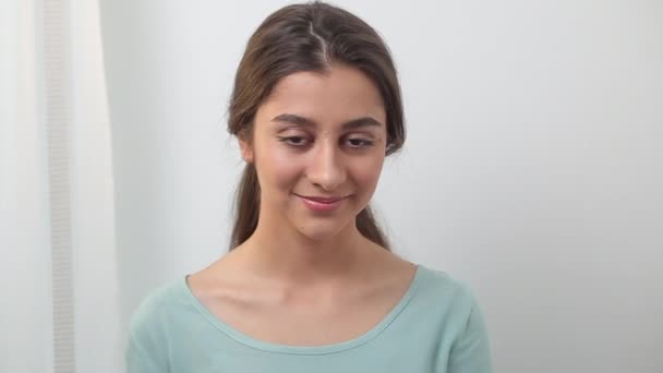 Portrait Une Adolescente Indienne Souriante Belle Joyeuse Jeune Métisse Femme — Video