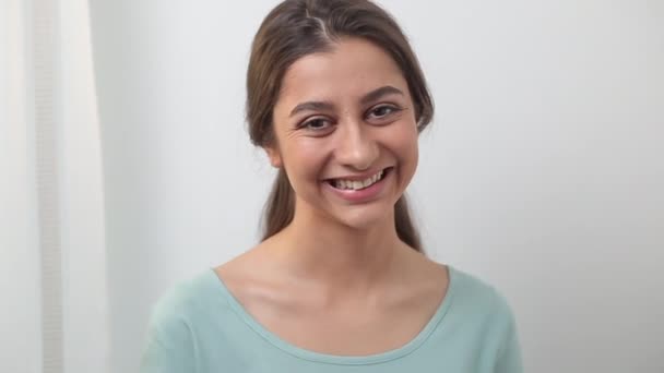 Портрет Улыбающейся Девочки Подростка Индии Счастливая Молодая Женщина Смешанной Расы — стоковое видео