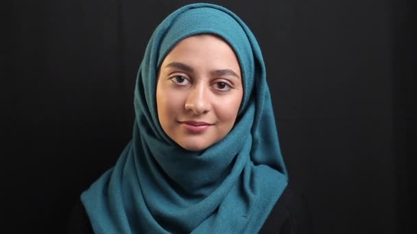 Portret Uśmiechniętej Muzułmanki Hidżabie Piękna Arabska Dziewczyna Czarnym Tle — Wideo stockowe