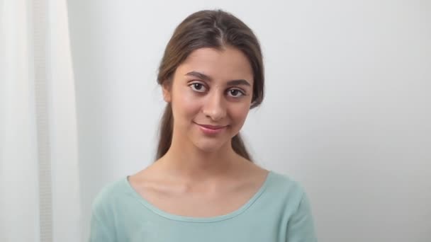 Portrait Une Adolescente Indienne Souriante Belle Joyeuse Jeune Métisse Femme — Video