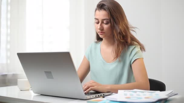 Bilgisayarda Çalışan Melez Genç Bir Kadın Baş Ağrısı — Stok video