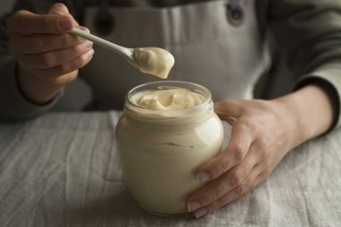 Cam bir kavanozda mayonez. Yaklaş. Ekşi krema.