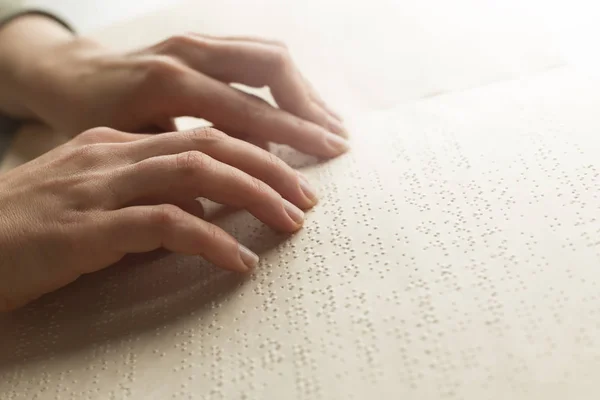Mâna Unui Orb Citeşte Textul Unei Cărţi Braille — Fotografie, imagine de stoc