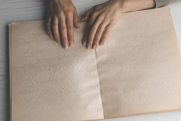 Mano Ciego Lee Texto Libro Braille —  Fotos de Stock